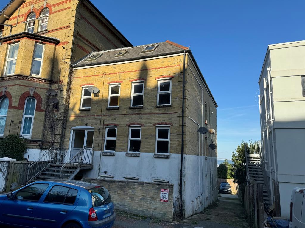 Lot: 28 - BLOCK OF THREE TWO-BEDROOM AND ONE THREE-BEDROOM FLATS WITH PARKING AND SEA VIEWS - Freehold block of flats with painted render to lower half